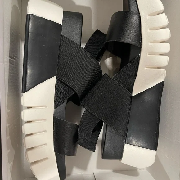 **FLASH  SALE** 
MIA Black Platform Sandals  NIB - Picture 3 of 4